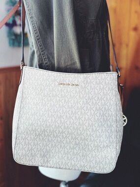 Michael Kors Jet Set Vanilla MK Logo Crossbody Bag EUC Adjustable Strap